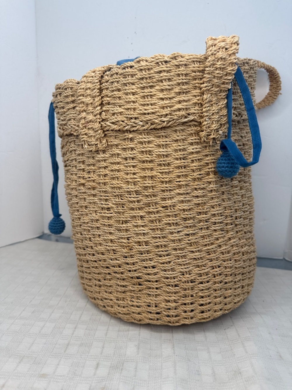 RATTAN JUTE STRAW WOVEN TOTE W-BLUE FABRIC DRAW STRING SAFE INTERIOR SAK NICE